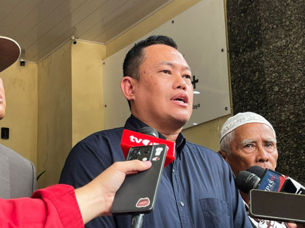 Taufan, Kakak Ilham Pradipta Kacab Bank BUMN hadiri Polda Metro Jaya, Selasa (21/10/2025).  Foto: Rayyan Farhansyah/kumparan