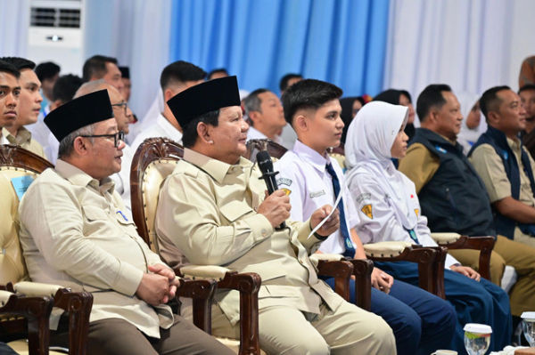 Mendagri Muhammad Tito Karnavian mendampingi Presiden  Prabowo Subianto dalam Peluncuran Program Digitalisasi Pembelajaran untuk Indonesia Cerdas di SMP Negeri 4 Kota Bekasi. Foto: Kemendagri RI