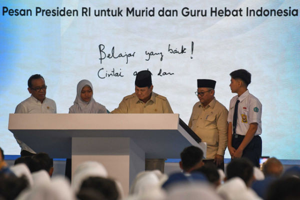 Presiden Prabowo Subianto didampingi Menko PMK Pratikno (kedua kiri), Mendikdasmen Abdul Mu'ti (kedua kanan), dan perwakilan siswa meluncurkan program Digitalisasi Pembelajaran Untuk Indonesia Cerdas di SMP Negeri 4 Bekasi, Senin (17/11/2025). Foto: Aditya Pradana Putra/ANTARA FOTO
