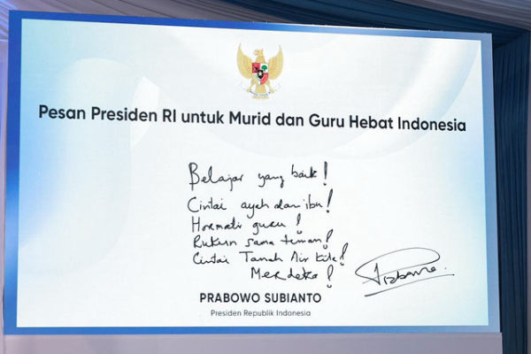 Catatan Presiden Prabowo Subianto untuk para siswa saat peluncuran program Digitalisasi Pembelajaran Untuk Indonesia Cerdas di SMP Negeri 4 Bekasi, Jawa Barat, Senin (17/11/2025).  Foto: Instagram/@presidenrepublikindonesia