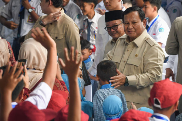 Presiden Prabowo Subianto (kanan) didampingi Mendikdasmen Abdul Mu'ti (kedua kanan) menyapa siswa-siswa sebelum meluncurkan program Digitalisasi Pembelajaran Untuk Indonesia Cerdas di SMP Negeri 4 Bekasi, Senin (17/11/2025). Foto: Aditya Pradana Putra/ANTARA FOTO