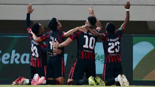 CHAMPIONSHIP 2025/2026 - Para pemain Persipura Jayapura berselebrasi setelah mencetak gol ke gawang Persipal Palu dalam match day ke-12 Championship 2025/2026 di Stadion Lukas Enembe, Jayapura, Papua pada Rabu, 12 November 2025 pukul 17.00 WIB.