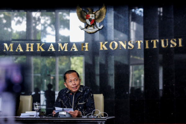 Hakim Mahkamah Konstitusi Arsul Sani menyampaikan penjelasan saat konferensi pers di Mahkamah Konstitusi, Jakarta, Senin (17/11/2025). Foto: Asprilla Dwi Adha/ANTARA FOTO
