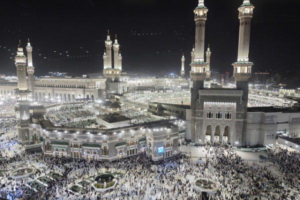 Jamaah haji dari berbagai negara memadati Masjidil Haram di Makkah, Arab Saudi, Minggu (15/6/2025). Foto: Andika Wahyu/ANTARA FOTO
