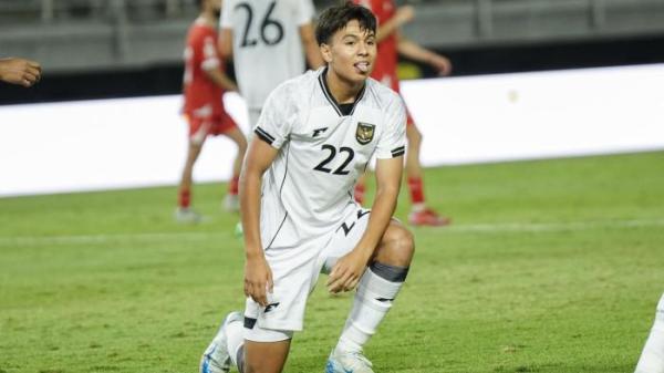 PELUANG GAGAL - Ekspresi penyerang Timnas Indonesia, Adrian Wibowo setelah gagal memanfaatkan peluang saat bertanding melawan Lebanon dalam pertandingan FIFA Matchday di Stadion Gelora Bung Tomo, Surabaya pada Senin (8/9/2025) malam. TRIBUNNEWS/Muhammad Nursina