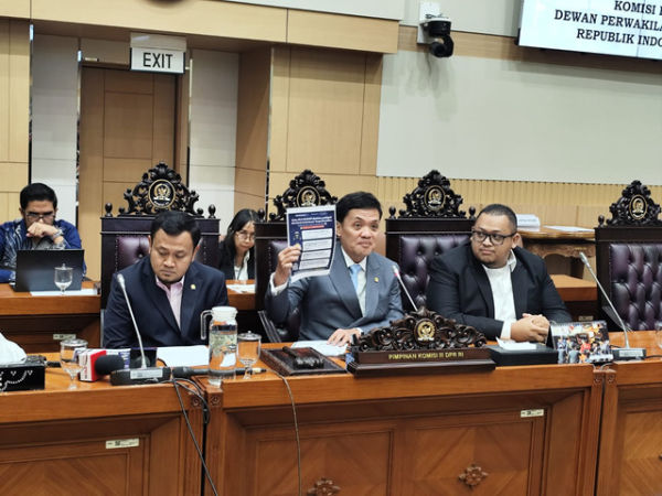 Ketua Komisi III DPR Habiburokhman (tengah) hadiri Ruang Rapat Komisi III DPR pada Selasa (18/11/2025).  Foto: Luthfi Humam/kumparan