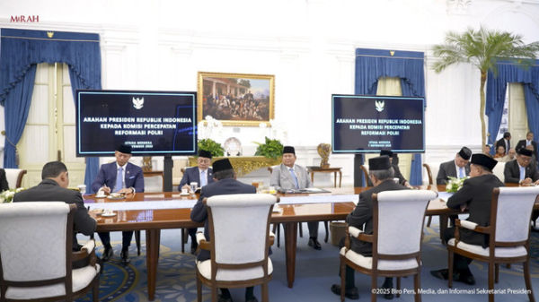 Presiden Prabowo Subianto memberikan arahan kepada Komisi Percepatan Reformasi Polri di Istana Merdeka, Jakarta, Jumat (7/11/2025). Foto: Youtube/Sekretariat Presiden