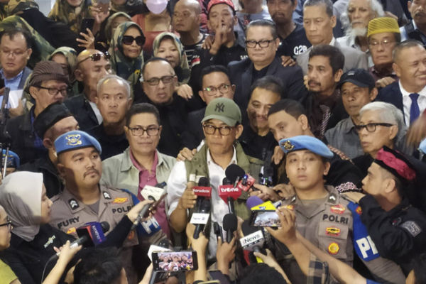 Refi Harun menyampaikan keterangan pers usai mantan Menpora Roy Suryo menjalani pemeriksaan dari Gedung Ditreskrimum di Polda Metro Jaya, Jakarta, Kamis (13/11/2025). Foto: Rachmadi Rasyad/kumparan