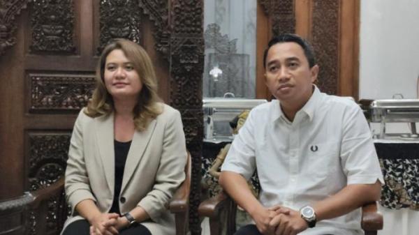 PEMILIK BARU -  Datu Nova Fatmawati ditemani sang suami di Semarang, Senin (17/11/2025)