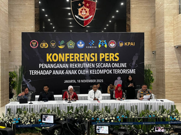 Konferensi Pers Penanganan Rekutmen Online Terhadap Anak-anak oleh Kelompok Terosisme di Bareskrim Polri, Jakarta Selatan, Selasa (18/11/2025). Foto: Rayyan Farhansyah/kumparan