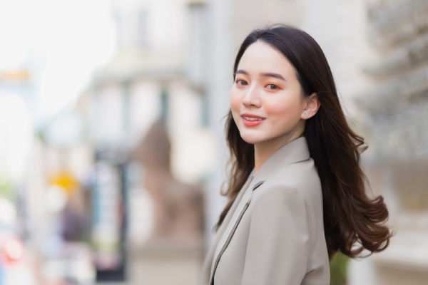 Ilustrasi perempuan sedang beraktivitas dan tampak bahagia. Foto: nut_foto/Shutterstock