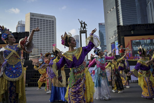 Sejumlah penari tampil dalam acara Jakarta Penuh Warna saat CFD di Bundaran HI, Jakarta, Minggu (28/9/2025). Foto: Jamal Ramadhan/kumparan