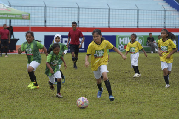 Para peserta MilkLife Soccer Challenge Malang Seri 1 2025-2026 saling berjuang membantu timnya merebut kemenangan saat bertanding di Stadion Gajayana, Sabtu (15/11/2025).  Foto: Dok. MilkLife Soccer Challenge