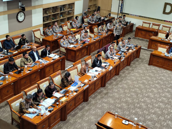 Suasana rapat Komisi III DPR bersama Wakil Kepolisian Republik Indonesia, Wakil Kejaksaan Agung, dan Kepala Badan Pengawas MA di Kompleks Parlemen Senayan, Jakarta pada Selasa (18/11/2025).  Foto: Luthfi Humam/kumparan