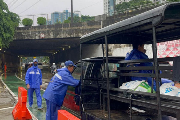 Kondisi banjir yang sudah surut di Terowongan DI Panjaitan, Cawang, Jakarta Timur, selasa (18/11/2025). Foto: Rayyan Farhansyah/kumparan