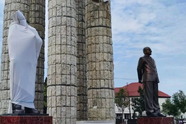 Patung Soekarno di Alun-alun Kabupaten Indramayu ditutup kain putih. Foto: Ist