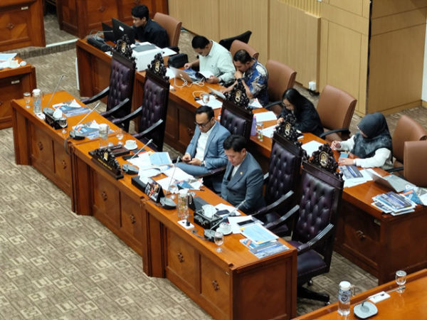 Suasana rapat Komisi III DPR bersama Wakil Kepolisian Republik Indonesia, Wakil Kejaksaan Agung, dan Kepala Badan Pengawas MA di Kompleks Parlemen Senayan, Jakarta pada Selasa (18/11/2025). Foto: Luthfi Humam/kumparan
