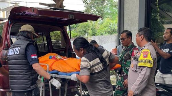 PROSES EVAKUASI - Kepolisian melakukan evakuasi mayat perempuan berinisial DDL di sebuah kamar hotel Jalan Telaga Bodas Raya Nomor 11 Karangrejo, Gajahmungkur, Kota Semarang, Senin (17/11/2025). Korban merupakan dosen muda di Universitas 17 Agustus 1945 Semarang (Untag) yang ditemukan tewas pertama kali oleh seorang polisi berpangkat AKBP.