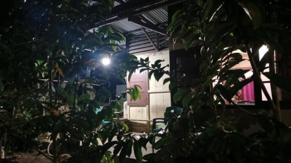 RUMAH ROY RUSLI - Suasana rumah keluarga Roy Rusli di Jaga 2 Desa Tombuluan, Kecamatan Tombulu, Kabupaten Minahasa, Sulawesi Utara, Senin (17/11/2025). Rumah Roy hanya berjarak 5 meter dari TPU Desa Tombuluan.