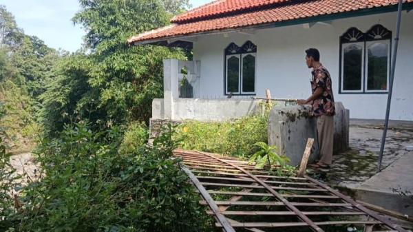 MASJID TERANCAM AMBRUK - Masjid Mahar Syisidik, rumah ibadah berusia lebih dari satu abad di Blok Wanantara, Desa Kubang, Kecamatan Talun, Kabupaten Cirebon, kini terancam ambruk. Bangunan bersejarah yang berdiri sejak 1880 itu hanya berjarak sekitar tidak lebih dari 1 meter dari bibir Sungai Cipager setelah tebing penopangnya ambles hingga 12 meter dan memanjang sekitar 40 meter
