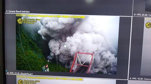 GUNUNG SEMERU ERUPSI - Status Gunung Semeru yang merupakan gunung tertinggi di Pulau Jawa itu naik dari level III Siaga ke level IV Awas setelah erupsi pada Rabu (19/11/2025).