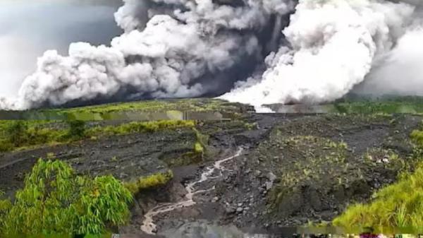 GUNUNG SEMERU ERUPSI - Tangkap layar kanal YouTube CCTV SEMERU yang memperlihatkan erupsi Gunung Semeru di Lumajang, Jawa Timur, pada Rabu (19/11/2025) sekira pukul 16.00 WIB.