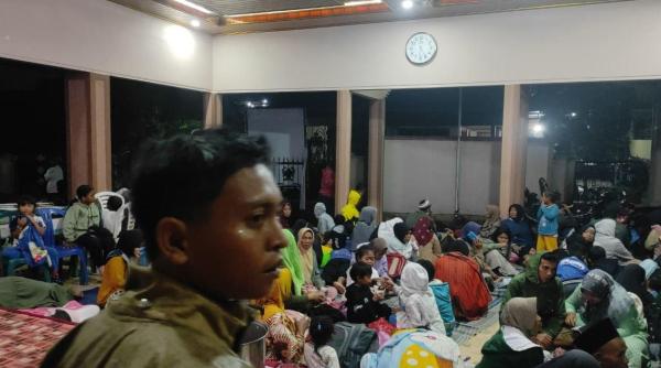 MENGUNGSI - Sebanyak 300 warga mengungsi di pos pengungsian yang tersebar di 2 titik yakni di Balai Desa Oro-Oro Ombo dan SD 2 Supiturang.