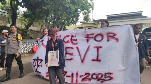 KEMATIAN DOSEN - Ratusan mahasiswa Untag Semarang menggeruduk Markas Polda Jawa Tengah buntut kasus kematian dosen muda berinisial DLL (35). Mahasiswa menuntut polisi mengungkap kasus ini secara transparan, Kota Semarang, Rabu (19/11/2025).