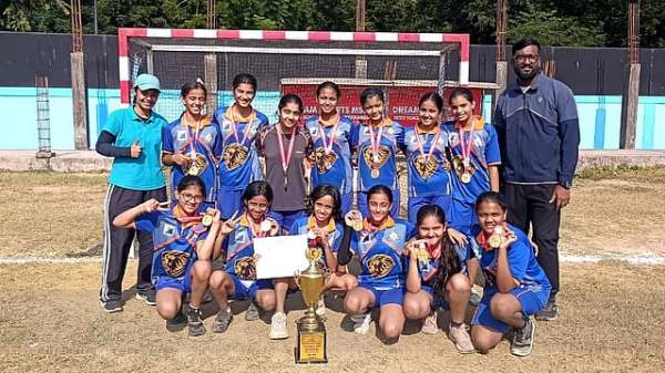 In the Girls U-12 category, Thakur Ramnarayan Public school won the MSSA Handball title.
