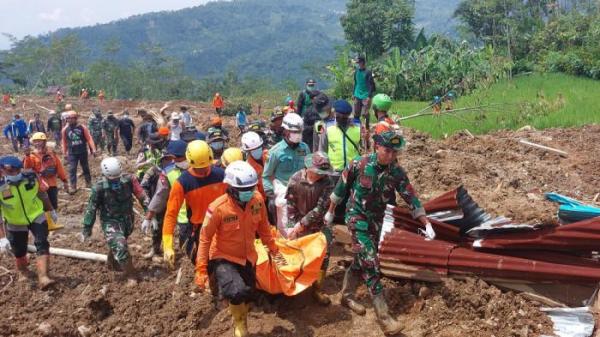 EVAKUASI. Tim SAR Gabungan mengevakuasi jenazah korban tanah longsor di Dusun Situkung Desa/Kecamatan Pandanarum Kabupaten Banjarnegara Jawa Tengah, Kamis (20/11/2025) siang.