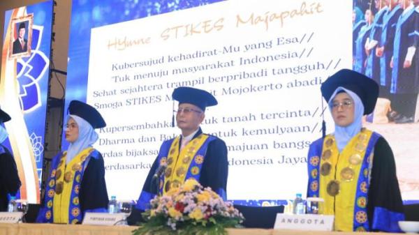 CETAK LULUSAN UNGGUL -  Sekolah Tinggi Ilmu Kesehatan (STIKES) Majapahit Mojokerto membuktikan komitmennya dalam mencetak lulusan yang Unggul, Berprestasi, dan Mandiri. Pada periode genap tahun akademik 2024/2025, menggelar wisuda ke XVII dan pelantikan ke XXI