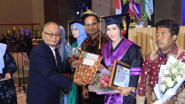 TERSEBAR LUAS - Hingga saat ini, total Alumni STIKES Majapahit telah mencapai 62.768 orang. Para alumni ini tersebar luas dan Mandiri berkarya di berbagai instansi Pemerintah, Swasta, bahkan hingga kancah global