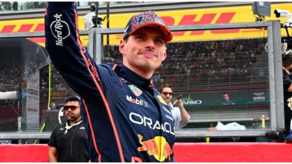 VERSTAPPEN LAMABAIKAN TANGAN - Pembalap tim Red Bull, Max Verstappen, berselebrasi setelah memenangkan Sprint Race F1 GP Belgia 2025 di sirkuit Spa Francorchamps, Sabtu (26/7/2025).
