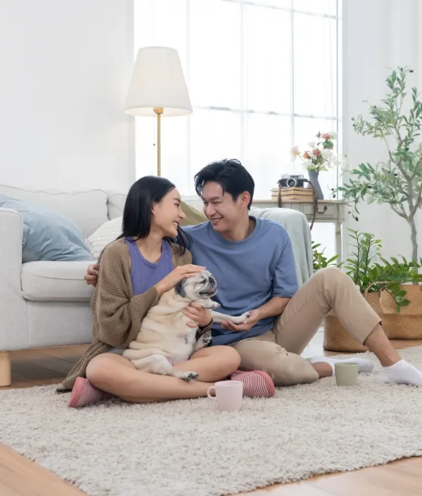 पाळीव प्राण्यासोबत वेळ घालवणारे सुखी जोडपे