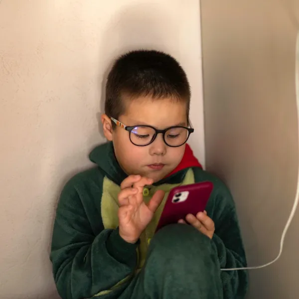 kid on smartphone