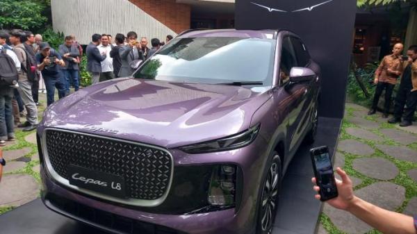 SUDAH BISA DIPESAN - Lepas 8 PHEV saat ditampilkan di acara L8 First Media Impression di Jakarta, Rabu, 19 November 2025. Harga pre-booking SUV 5 penumpang ini akan diumumkan di gelaran pameran otomotif Gaikindo Jakarta Auto Week 2025 di ICE BSD Tangerang, 22-30 November 2025.