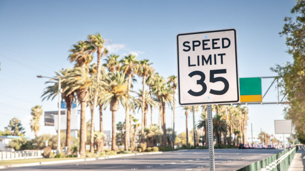 यूएस महामार्गावरील गती मर्यादा चिन्ह