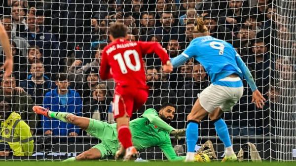 MENEPIS BOLA - Kiper Liverpool, Giorgi Mamardashvili melakukan tepisan pada eksekusi penalti Erling Haaland pada duel Manchester City vs Liverpool di Stadion Etihad, pada pekan ke-11 Liga Inggris, Minggu (9/11/2025) malam WIB. Pada laga tersebut, Manchester City berhasil menang telak 3-0.