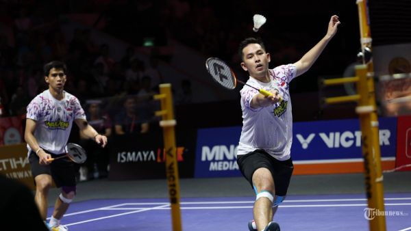 GAGAL JUARA - Ganda putra Indonesia, Sabar Karyawan Gutama dan Reza Pahlevi Isfahani saat melawan ganda Korea Selatan, Kim Won Ho dan Seo Seung Jae pada final Indonesia Open 2025, di Istora Senayan Jakarta, Minggu (8/6/2025). Sabar dan Reza kalah tiga set dengan skor 21-18, 19-21, dan 12-21. Di foto menggunakan kamera Canon EOS R1 dengan lensa RF24-105mm f/2.8L IS USM Z dan lensa RF100-500mm f/4.5-7.1L IS USM.TRIBUNNEWS/HERUDIN