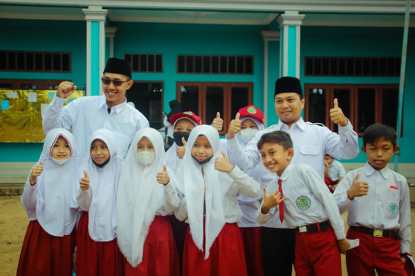 Ilustrasi ide perayaan Hari Guru Nasional. Foto: Unsplash.com/Syahrul Alamsyah Wahid