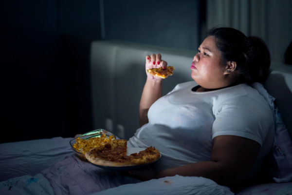Ilustrasi bergadang sambil ngemil junk food.  Foto: Shutterstock