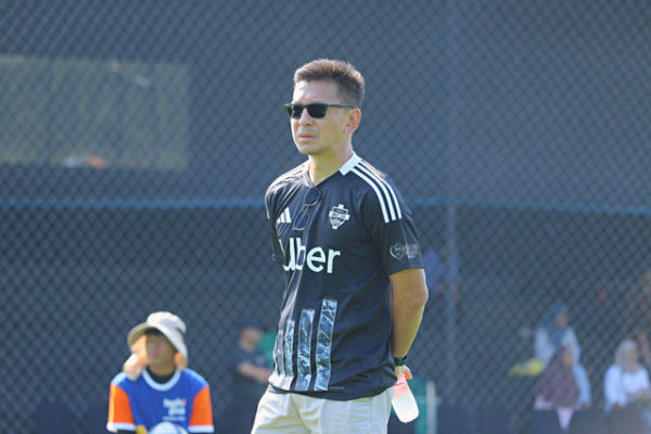 Deputy GM Community Development Djarum Foundation, Teddy Tjahjono memantau pertandingan Hydroplus Liga Sepakbola Putri di kawasan Bogor, Jawa Barat, Sabtu (1/11/2025). Foto: Iqbal Firdaus/kumparan