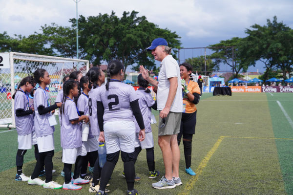 Coach Timo bersama pemain MilkLife Soccer Challenge Jakarta Seri 1 2025/26. Foto: Dok. MilkLife Soccer
