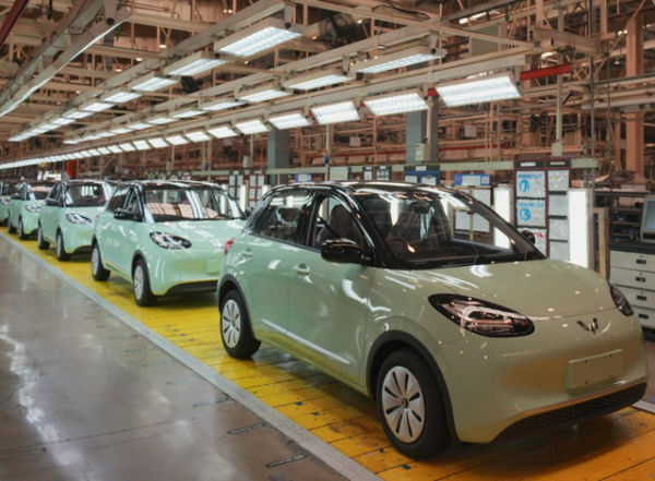 Produksi mobil listrik atau Battery Electric Vehicle (BEV) new Wuling BinguoEV 2025 di pabrik PT SGMW Motor Indonesia, Cikarang, Bekasi, Jawa Barat. Foto: dok. Wuling Motors