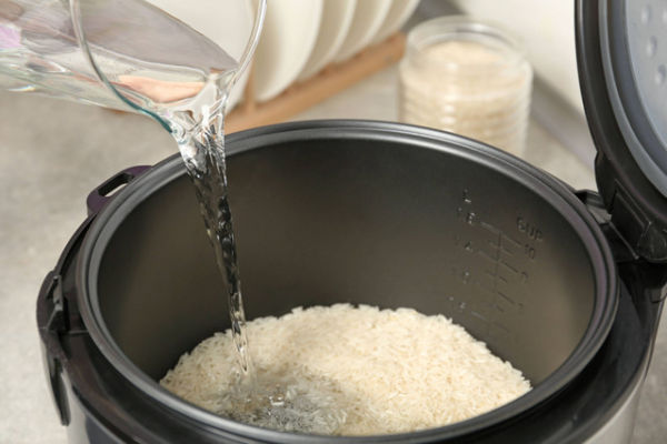 Ilustrasi memasak nasi gunakan rice cooker. Foto: New Africa/Shutterstock