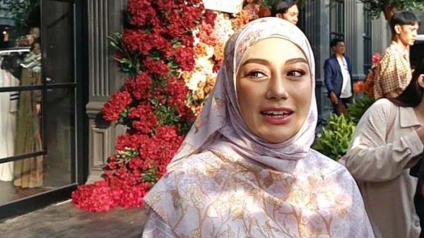 CELINE EVANGELISTA - Penampilan presenter Celine Evangelista tampak berbeda dari biasanya, ia terlihat menggunakan hijab dan berpakaian tertutup saat menghadiri acara di kawasan Kemang, Jakarta Selatan, Jumat (9/5/2025).