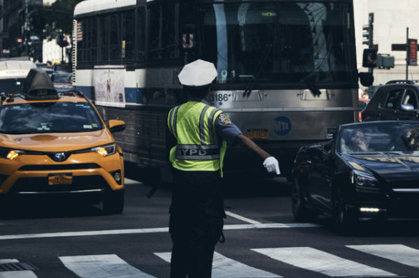 Ilustrasi Apakah Ada Operasi Zebra Hari Minggu?, Unsplash/Mark Boss