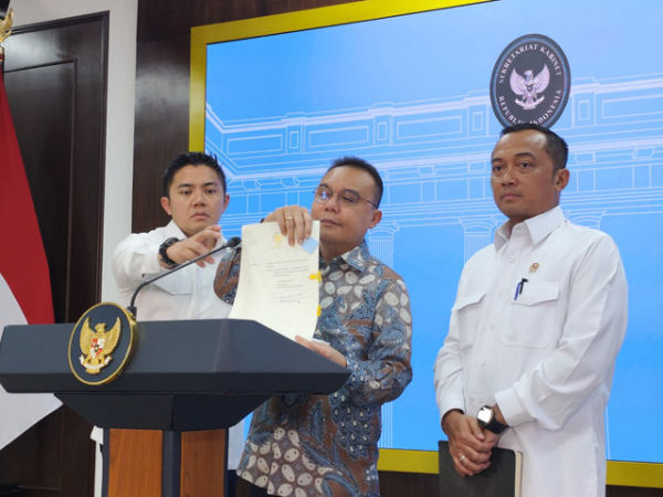 Wakil Ketua DPR Sufmi Dasco Ahmad, Menteri Sekretaris Negara Prasetyo Hadi dan Sekretaris Kabinet Teddy Indra Wijaya memberikan keterangan pers soal rehabilitasi kepada Dirut ASDP Ira Puspadewi dkk di Kantor Presiden, Jakarta pada Selasa (25/11/2025) Foto: Luthfi Humam/kumparan