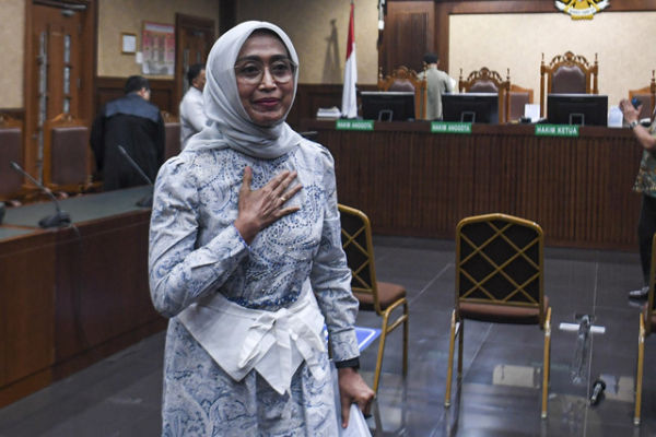 Terdakwa kasus dugaan korupsi di PT ASDP Ira Puspadewi berjalan usai menjalani sidang dengan agenda pembacaan vonis di Pengadilan Tipikor, Jakarta, Kamis (20/11/2025). Foto: Muhammad Adimaja/ANTARA FOTO
