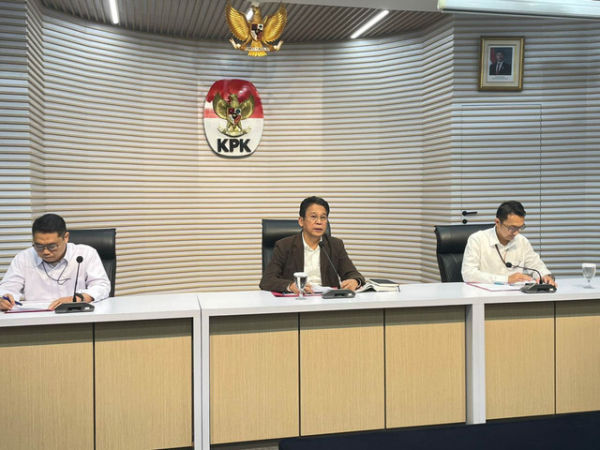 Wakil Ketua KPK, Johanis Tanak (tengah), dalam konferensi pers terkait operasi tangkap tangan (OTT) di Provinsi Riau, di Gedung Merah Putih KPK, Jakarta, Rabu (5/11/2025). Foto: Fadhil Pramudya/kumparan